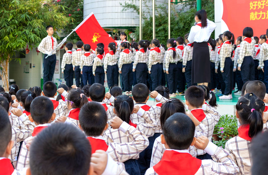 圖7 10月13日，南寧市逸夫小學新隊員面向隊旗鄭重宣誓.jpg