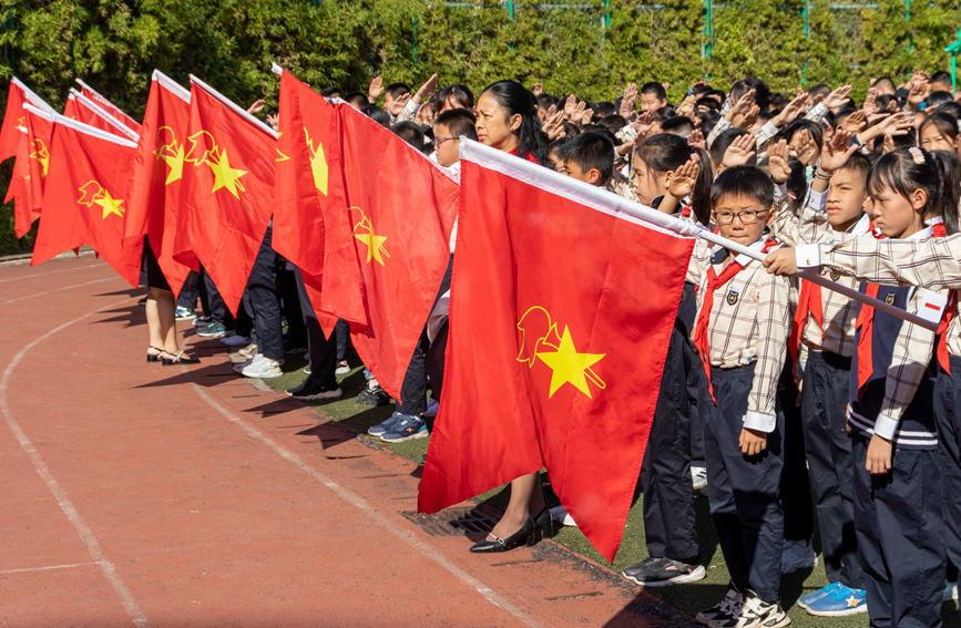 圖10 10月13日，南寧市逸夫小學少先隊員退旗敬禮..jpg