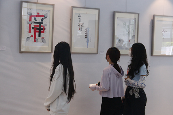 师生代表观展。柳州工学院供图