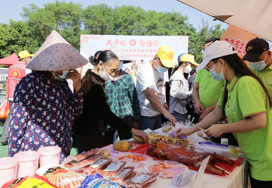 游客與農民朋友共享美食。韓漫婷攝