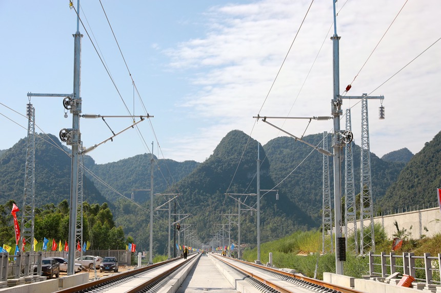 贵南高铁首段架设完成的接触网导线。莫小斌摄