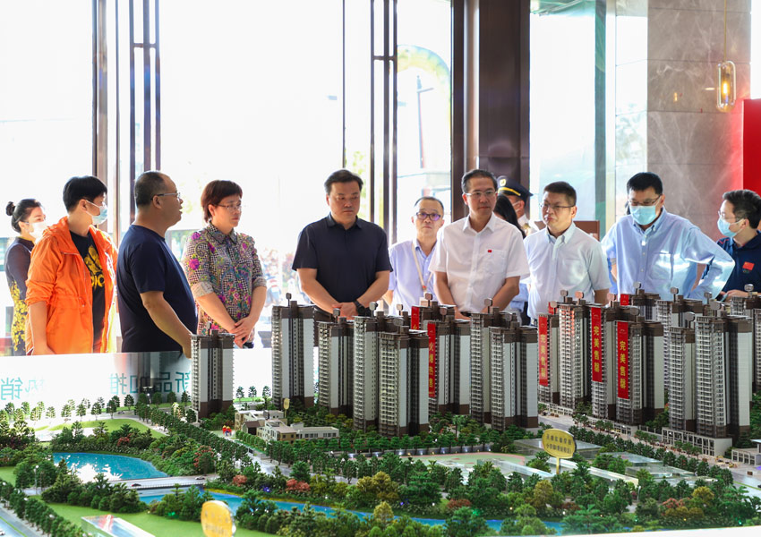 调研组实地了解青运村项目建设情况。