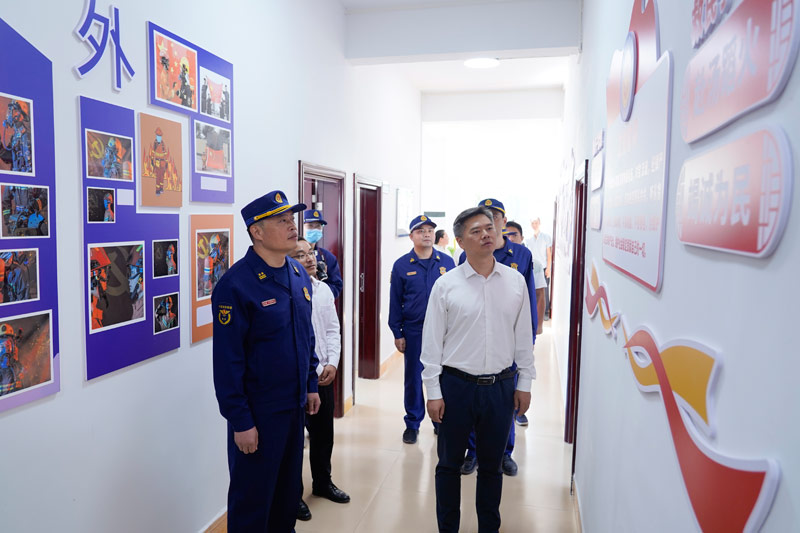 出席活动的领导参观公安镇消防站营区。李星龙摄