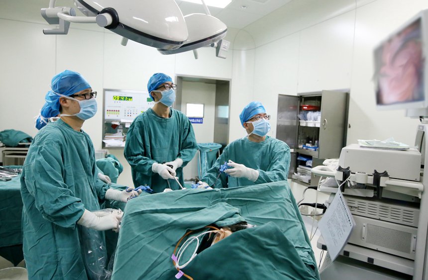 大外科主任、胃肠外科主任菅志远教授在为患者进行微创手术。桂林医学院附属医院供图