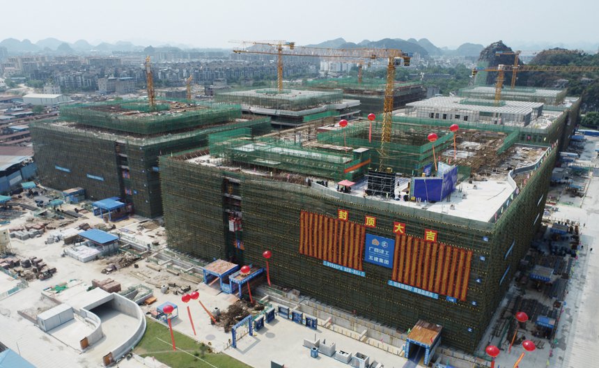 漓东院区主体结构于2022年9月19日封顶。桂林医学院附属医院供图