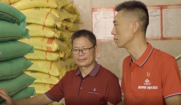 梁敏宁在经销商店面跟合作伙伴交流