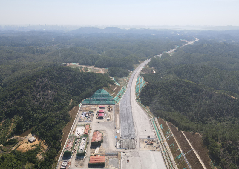 建设中的上防路四分部防城港西收费站。