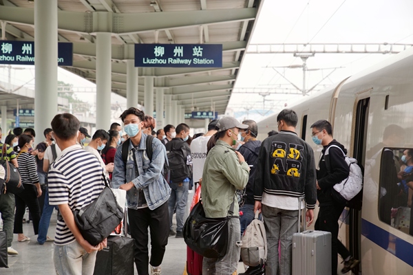 旅客在柳州站排队等候上车。赵波摄