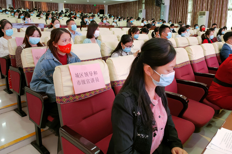 到场听会的教师们。