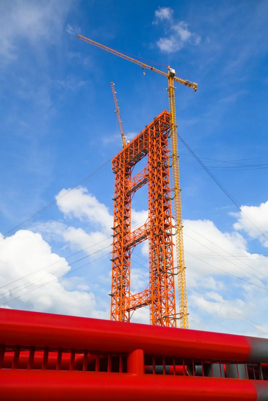 正龙红水河特大桥新型H型钢塔架。周维新摄