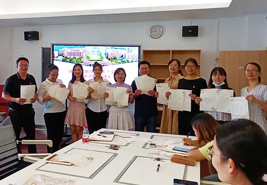 手抄学校“清廉公约”比赛。广西幼师供图