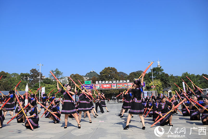 打榔舞比赛现场。人民网记者 吴明江摄