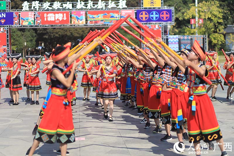 打榔舞比赛现场。人民网记者 吴明江摄
