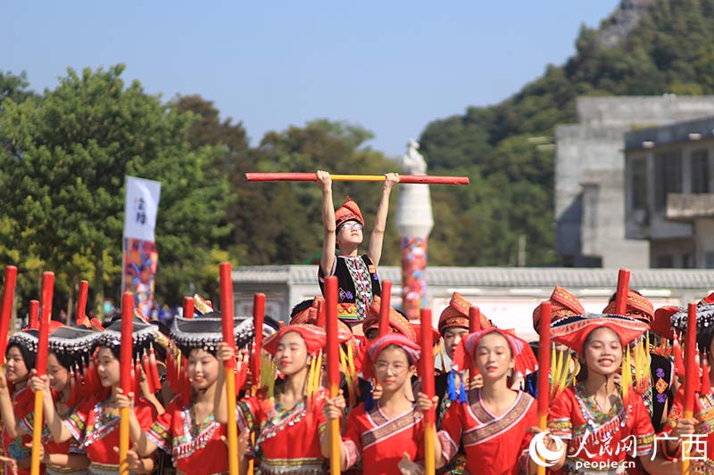 打榔舞比赛现场。人民网记者 吴明江摄