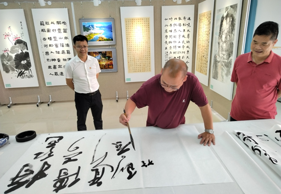 大化县“将《红色传奇》进行到底”线下书画摄影作品展现场。