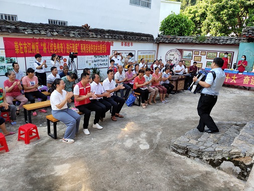 江州区文化文艺志愿者献唱的红色歌曲引起观众共鸣。