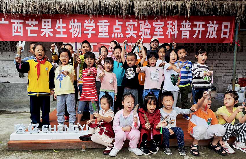 孩子们展示自己制作的书签。邓民胜摄