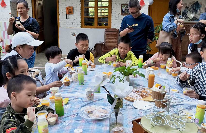 美味的芒果食品令人垂涎三尺。邓民胜摄