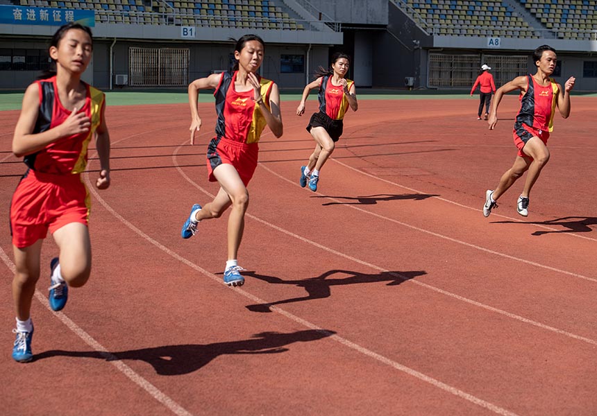 运动员在跑道上练习跑步。何华文摄