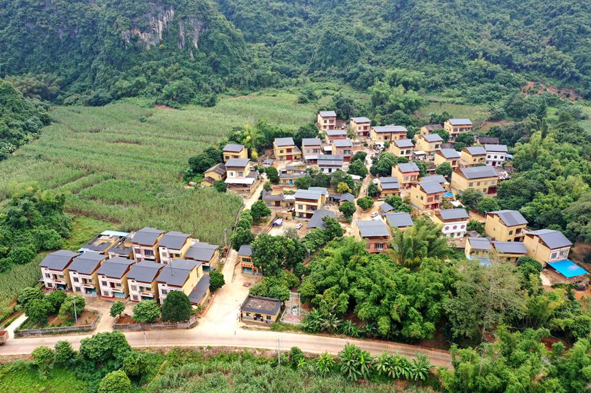 10月13日，空中俯瞰下的广西宁明县城中镇驮龙村速楞屯呈现出建筑别致、布局有序、风景秀美、生态宜居的美丽乡村崭新风貌