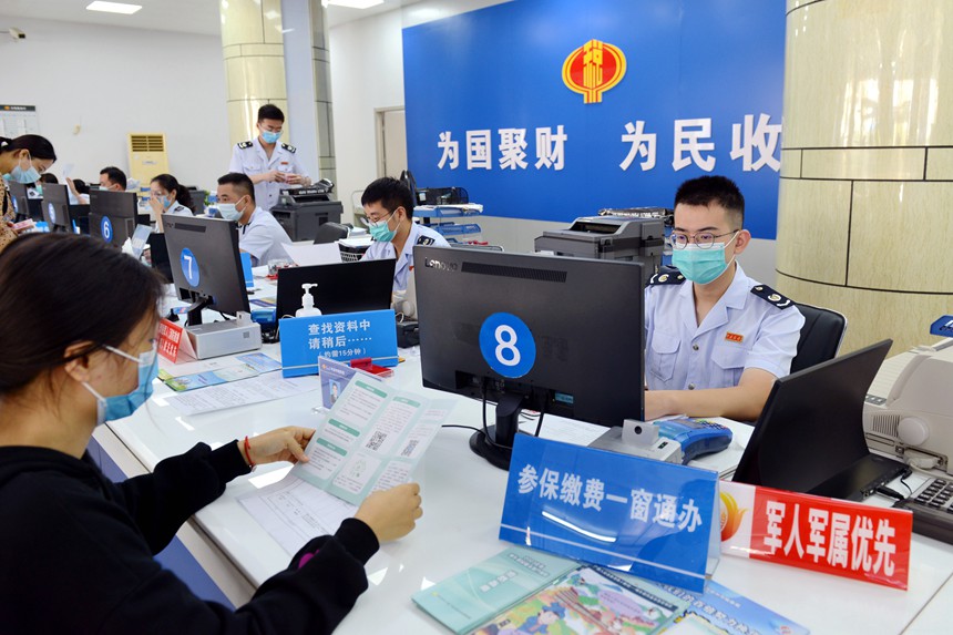 目前除了市本级服务厅外，梧州市税务局先后在龙圩区、长洲区、苍梧县、岑溪市推出了参保缴费“一窗通办”业务。陈海文摄