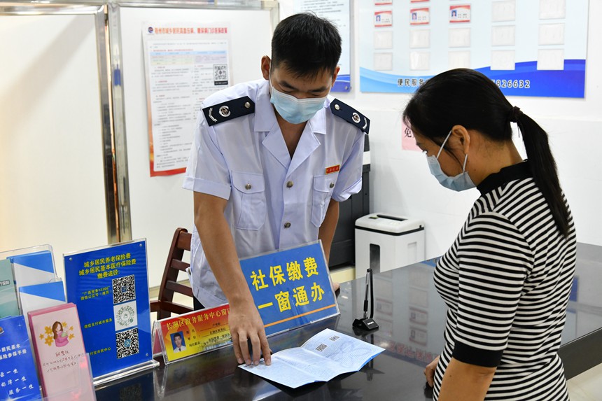 目前除了市本级服务厅外，梧州市税务局先后在龙圩区、长洲区、苍梧县、岑溪市推出了参保缴费“一窗通办”业务。黄昕健摄