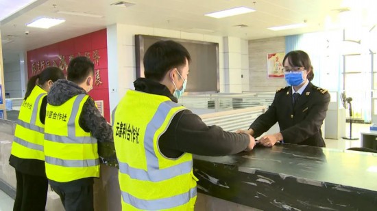 邊民合作社代表進行邊民互市申報。憑祥市融媒體中心供圖