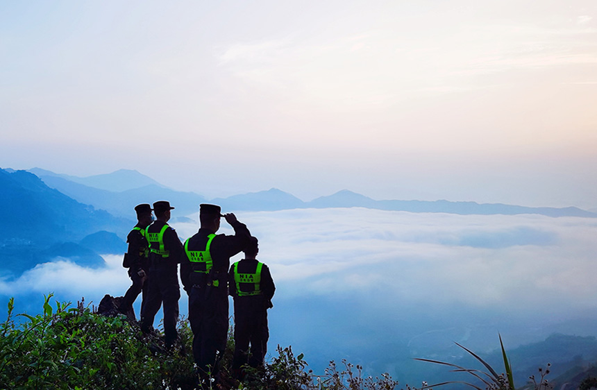 戍边民警在“云端”瞭望。陈天文摄
