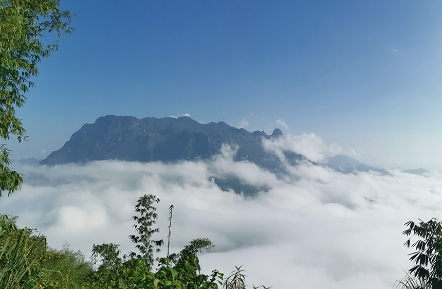 广西那坡县百南乡边境附近山峰常有云雾缭绕。王光学摄