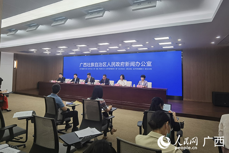新闻发布会现场。