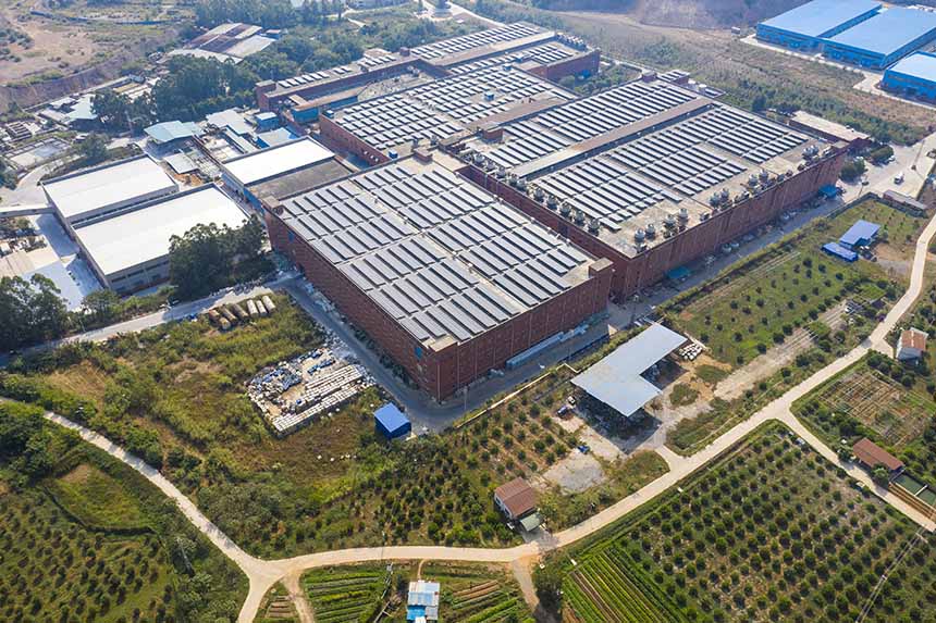 梧州万秀区粤桂合作特别试验区神冠公司思扶厂区屋顶分布式光伏电站。何华文摄