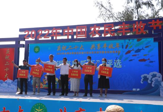 银海甜瓜王颁奖仪式。曾丽君摄
