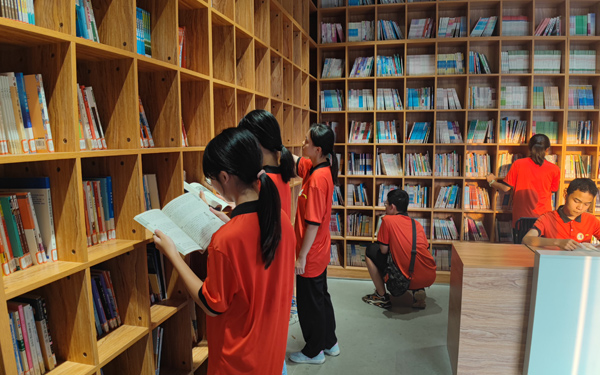 学生在书屋内读书、选书。