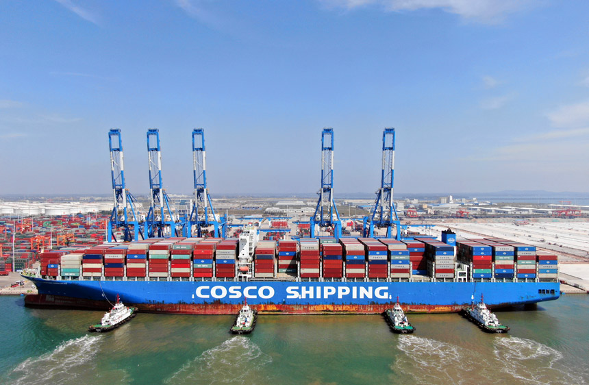 “中远海运喜马拉雅”轮顺利靠泊钦州保税港区自动化集装箱码头。