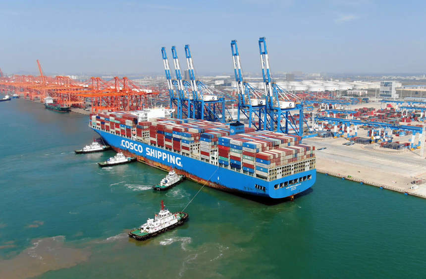 北部灣港欽州自動化集裝箱碼頭首次迎來15萬噸級集裝箱巨輪。