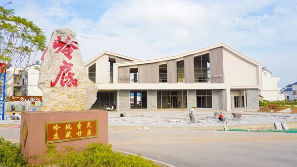 港北区港城街道富岭村岭底屯乡村振兴示范项目施工现场。何广应摄