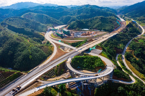 建设中的田西高速公路。罗世金摄