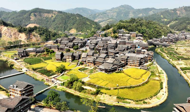 金秋时节的程阳八寨景区。龚普康摄