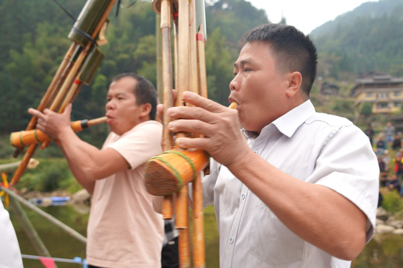 兩名參賽隊員在吹蘆笙