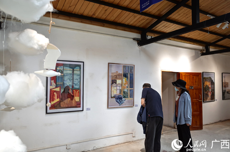 此次画展共有6位青年艺术家作品展出。人民网 覃心摄