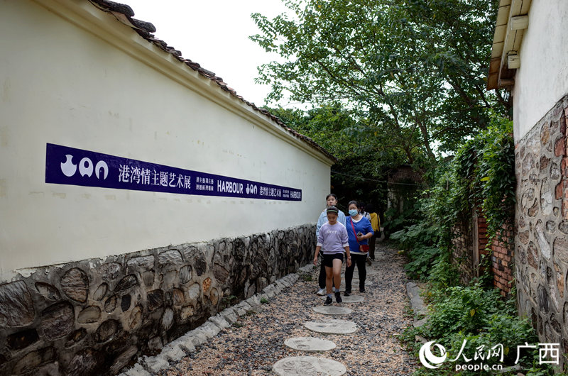 港湾情主题艺术画展是第三届流下村文化艺术节的系列活动之一。人民网 覃心摄