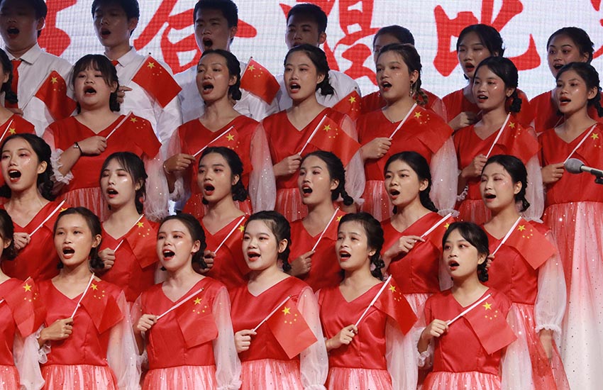 百色学院以唱红色经典为载体在新生中厚植爱国主义情怀。刘家谷摄