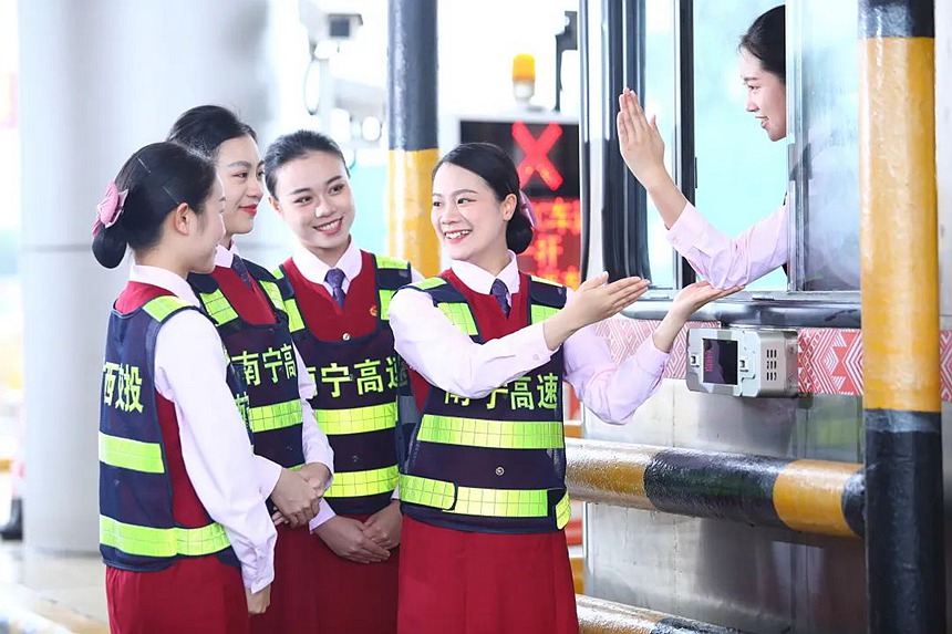 南宁东收费站员工在学习微笑服务标准，提升微笑服务水平