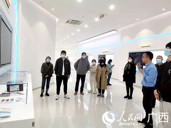 採訪團在德陽三環科技有限公司了解陶瓷燃料電池系統。人民網 黃子婧攝