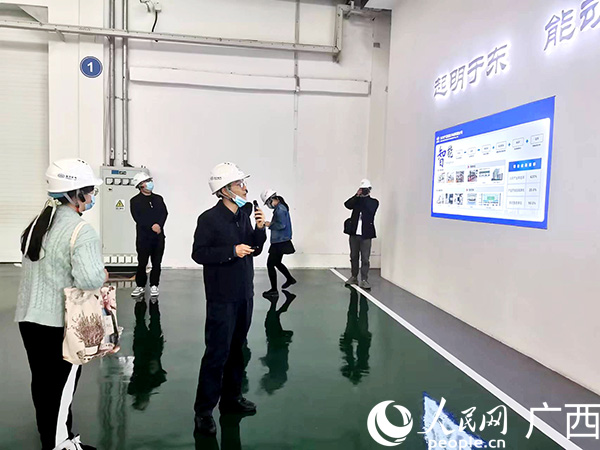 採訪團參觀東方電機定子沖片綠色“無人車間”。人民網 黃子婧攝