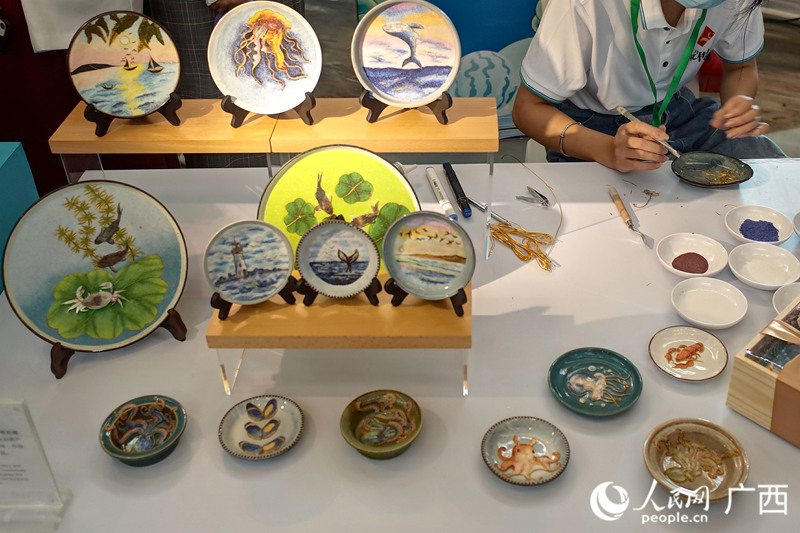 《尋海記》是北海職業學院學生設計制作的濱海文創產品。人民網 覃心攝