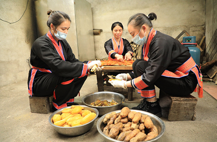 巴勒村群众正在制作旅游特产红薯干。廖雨晨摄