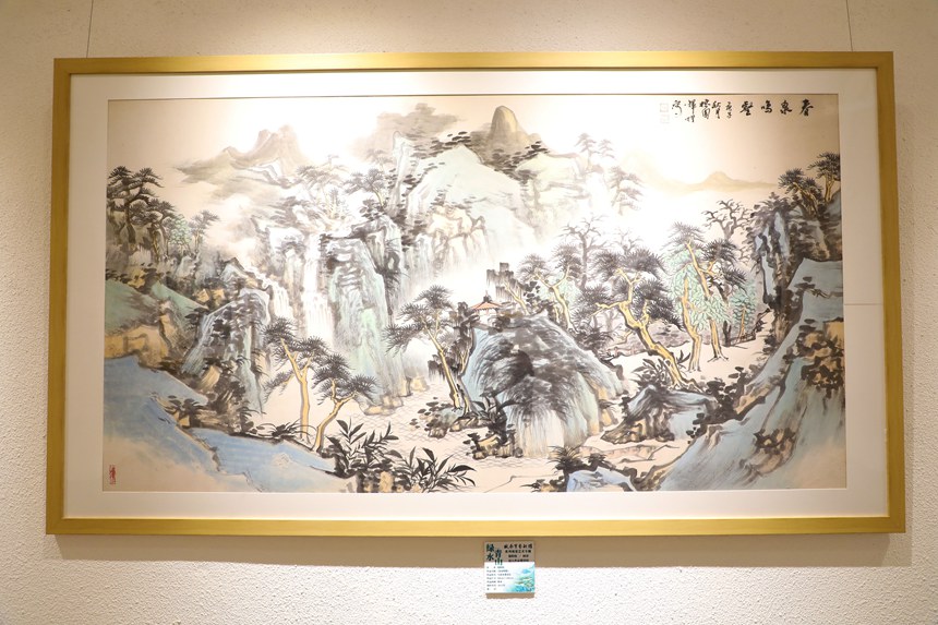 写意水墨设色作品《春泉鸣壑》。覃伟钊摄