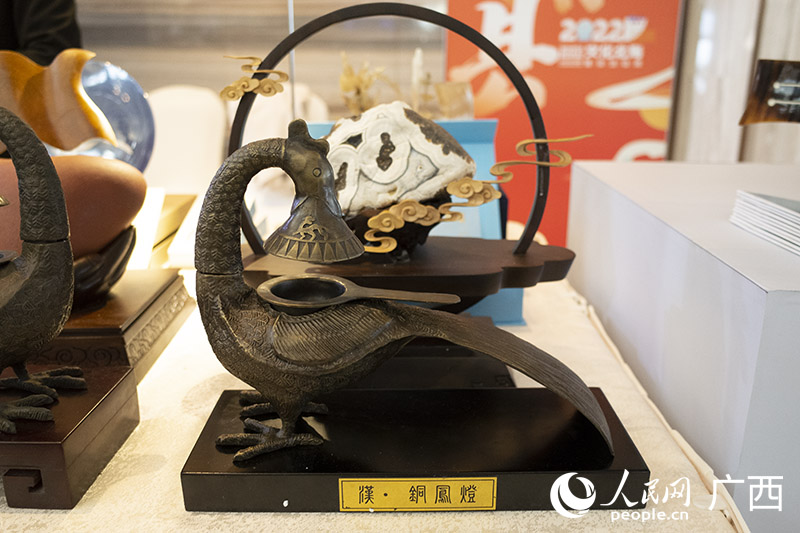 合浦漢代文化博物館帶來了“鎮館之寶”的文創產品。人民網 覃心攝