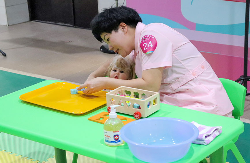 母婴护理员在看护“婴儿”。徐家亮摄